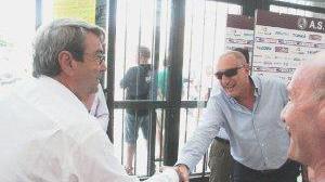 La stretta di mano tra Spinelli e l’assessore Ritorni, poi il presidente illustra i guai fuori e dentro lo stadio