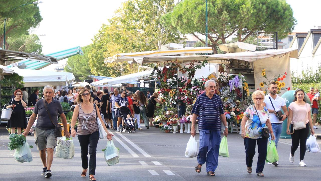 Il mercato lunedì scorso sul viale Galilei per far posto alla Palla Grossa (foto Sproviero/Batavia)