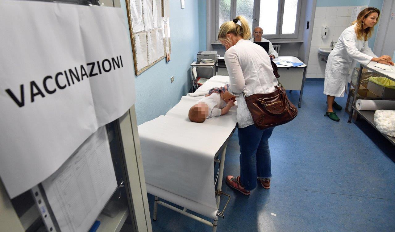 Un bambino in attesa di vaccino in un ambulatorio (foto d'archivio)