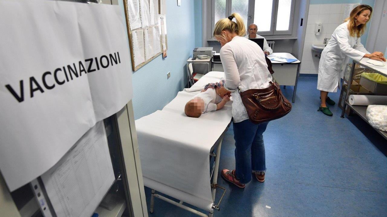 Un bambino in attesa di vaccino in un ambulatorio (foto d'archivio)