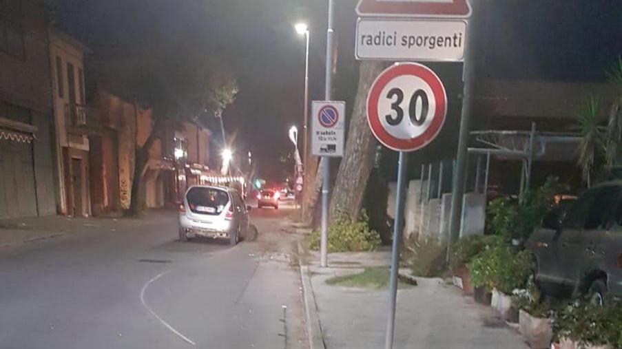 Non si fermano agli stop poi si schiantano e abbandonano l’auto