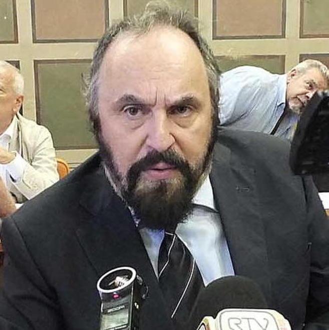 In piazza con le sedie un altro presidio contro Andrea Buscemi