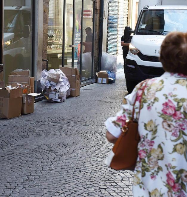 Topi in centro: sono attratti dai sacchetti della spazzatura 