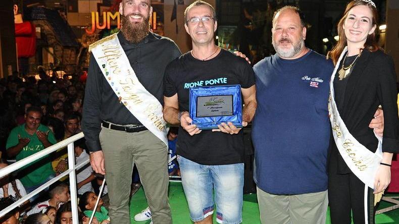 Il Ponte domina la gara È il migliore per il carro lo spettacolo e la sfilata
