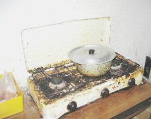 Il fornello e il bagno del garage: le condizioni igieniche sono molto precarie