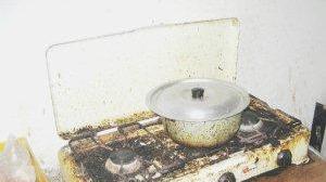 Il fornello e il bagno del garage: le condizioni igieniche sono molto precarie