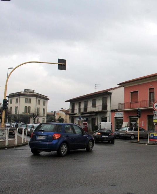 Semaforo fuori uso: traffico impazzito in via Empolese 