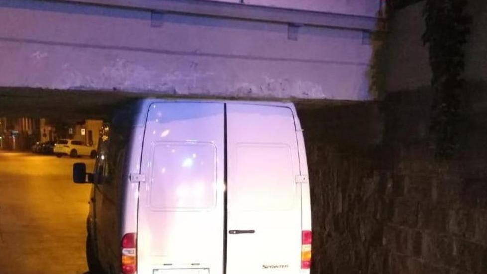 Il furgone s’incastra sotto il ponte ferroviario