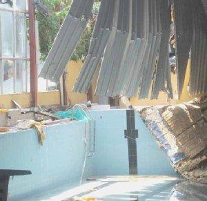Il tetto sfondato della piscina comunale in centro