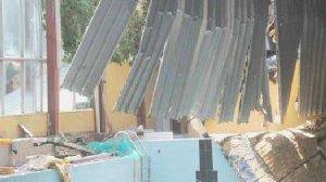 Il tetto sfondato della piscina comunale in centro