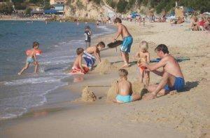 Famiglie in spiaggia, una delle principali risorse del turismo elbano