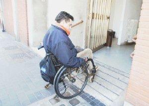 Un disabile alle prese con una barriera architettonica