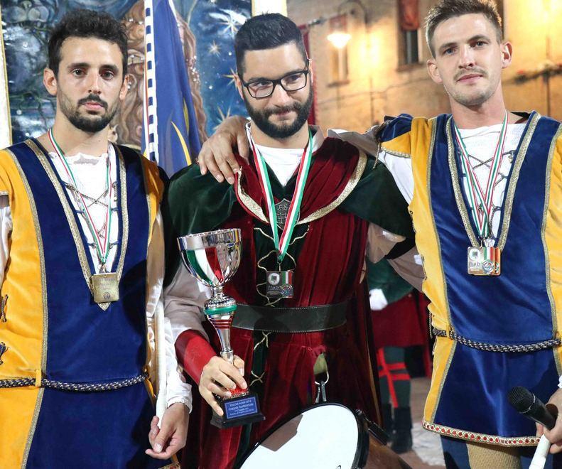 Nel ricordo di Filippo San Giacomo consegna la coppa a San Luca 