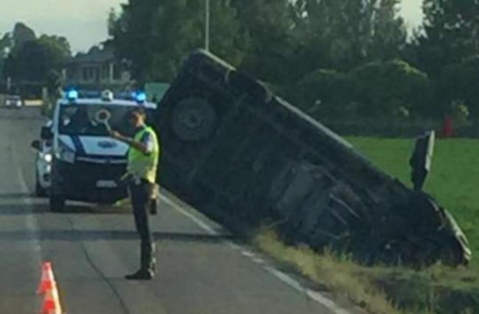 Furgone finisce fuori strada e si capovolge