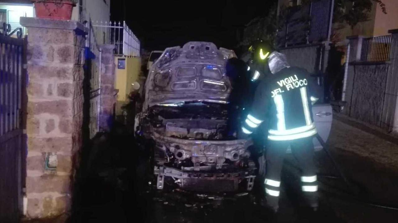 Notte di fuoco a Sassari, distrutte tre auto 