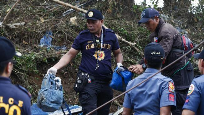 Filippine, van cade in un burrone: 14 morti 