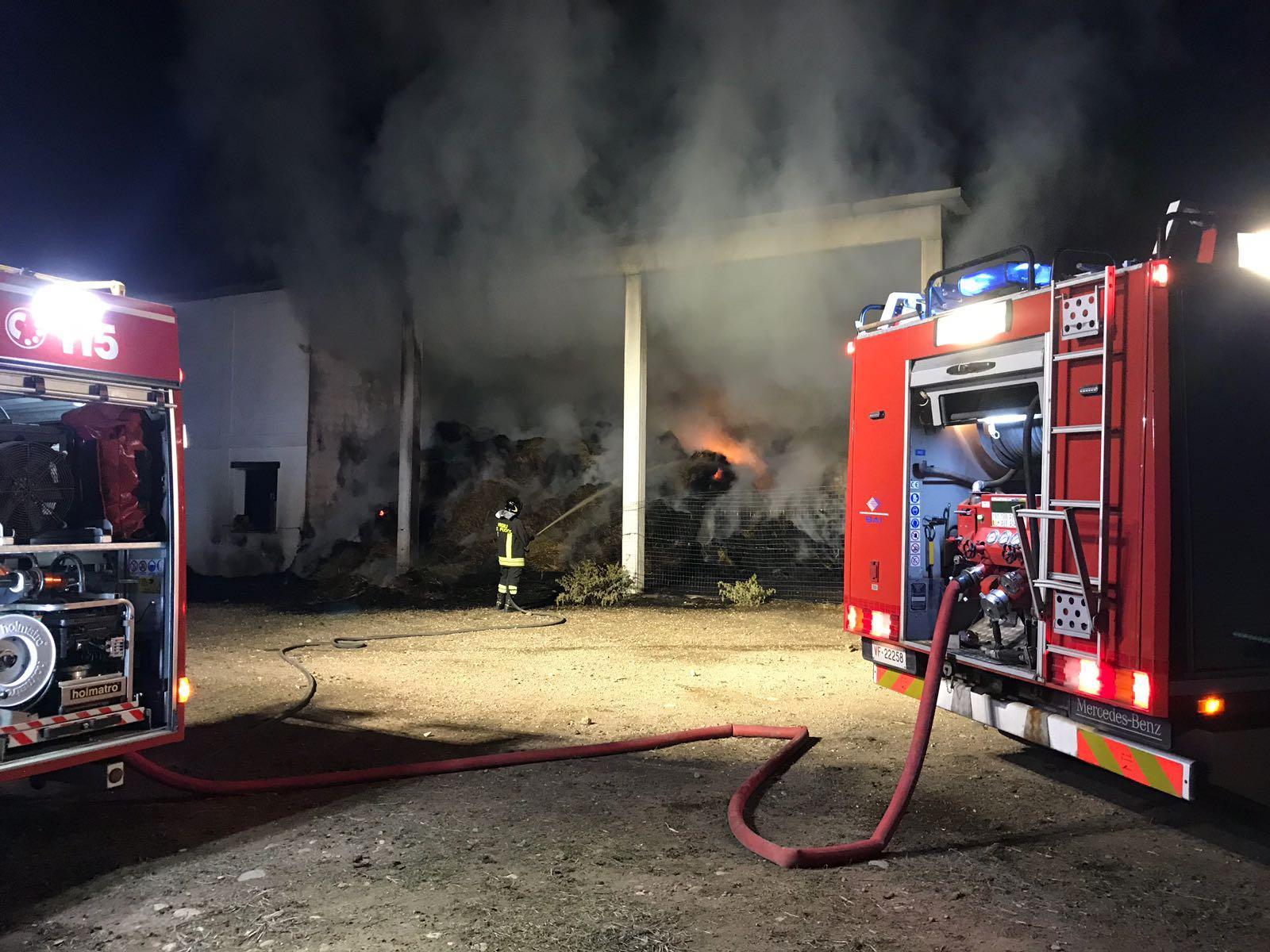San Vero Milis, incendio distrugge un fienile