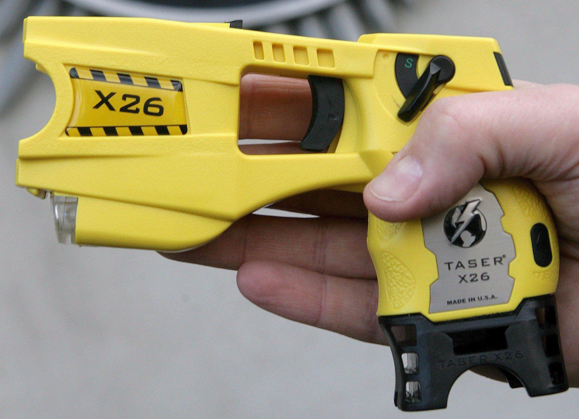Tutto nudo aggredisce i passanti, bloccato con il taser: prima volta a Firenze. Salvini applaude