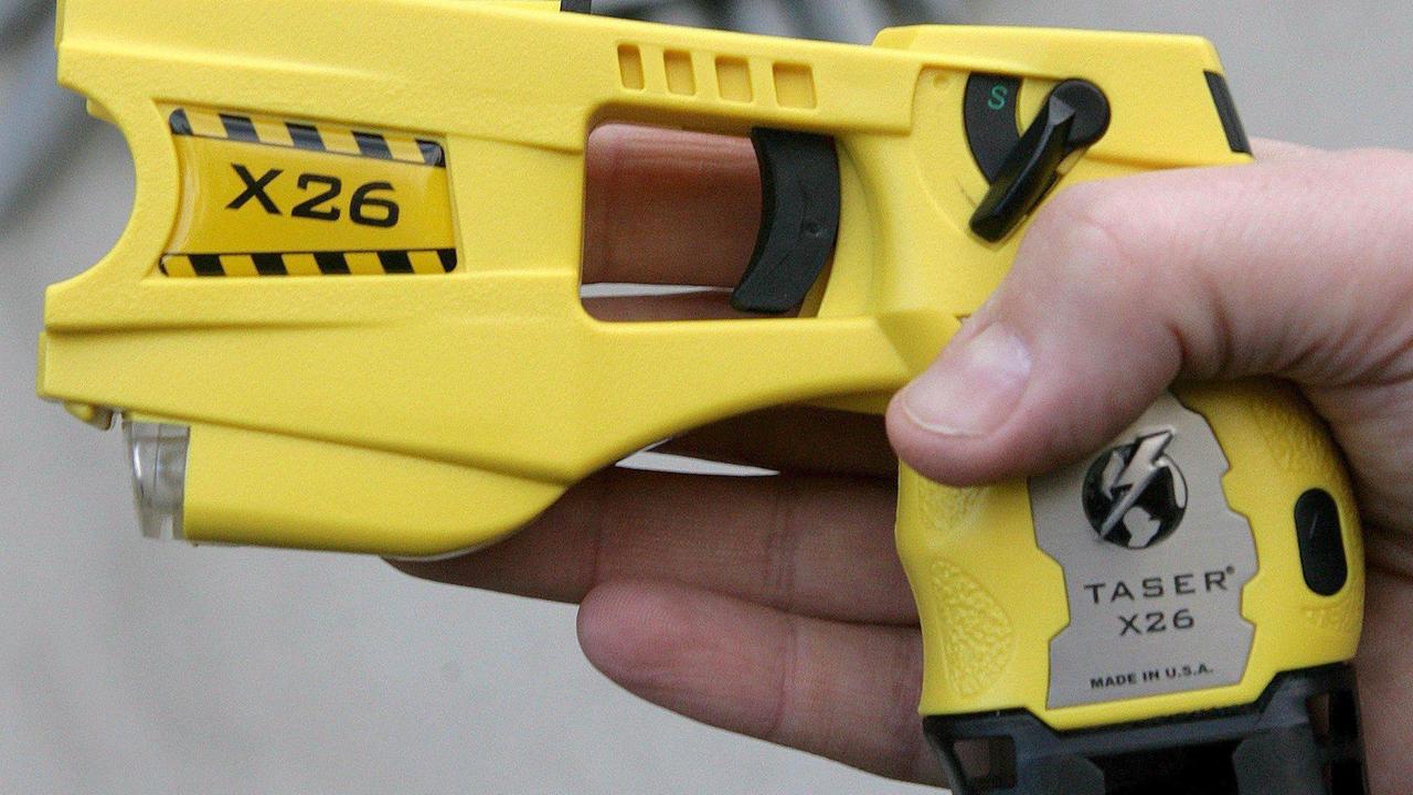 Tutto nudo aggredisce i passanti, bloccato con il taser: prima volta a Firenze. Salvini applaude