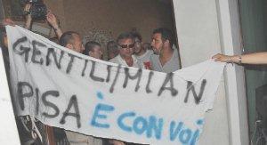 La manifestazione dei tifosi a casa di Gabriella Gentili