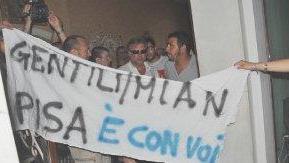 La manifestazione dei tifosi a casa di Gabriella Gentili