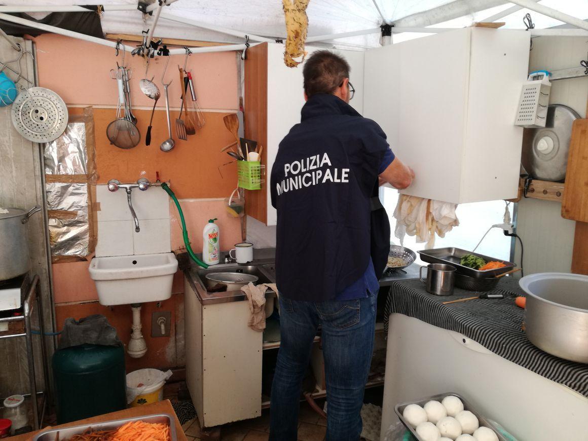 Il catering abusivo scoperto dalla Municipale al Soccorso