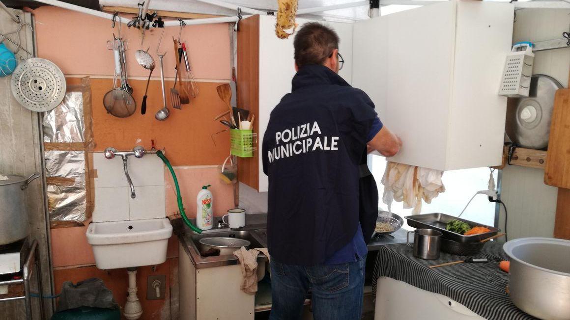 Il catering abusivo scoperto dalla Municipale al Soccorso