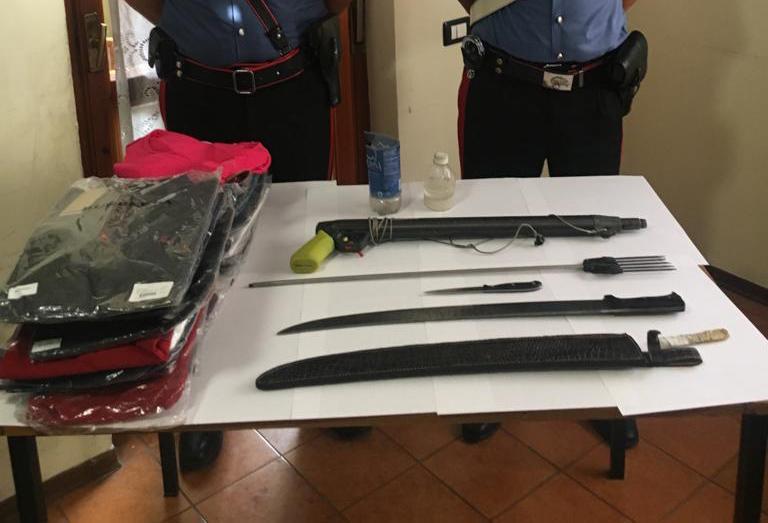 Alla guida senza patente e con un machete sul sedile