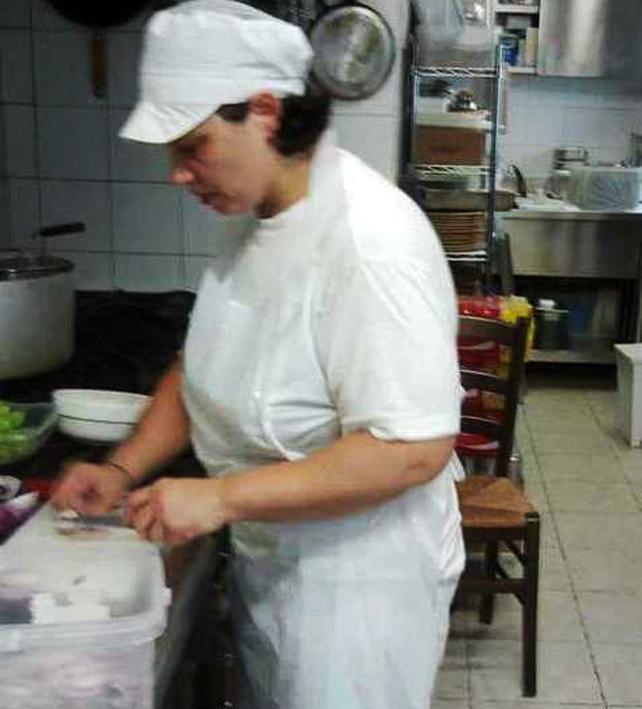 Alessandra De Sole al lavoro (la cucina non è della struttura denunciata per il suo sfruttamento)
