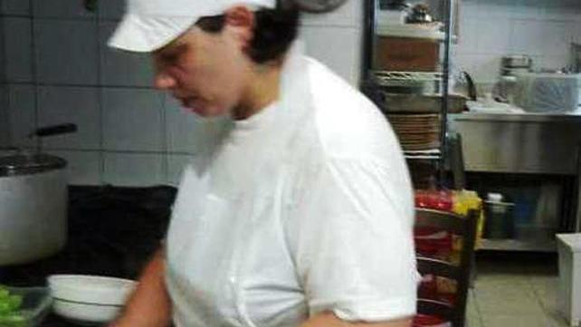 Alessandra De Sole al lavoro (la cucina non è della struttura denunciata per il suo sfruttamento)