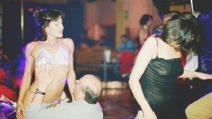 Ballerine tra i clienti di un night club