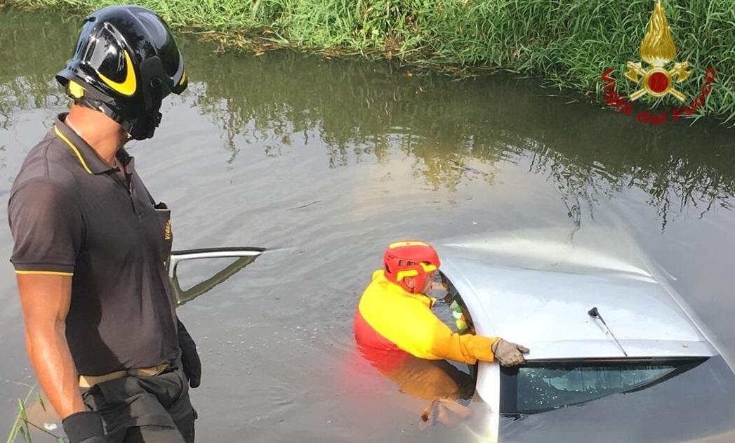 L'auto inabissata nel fossato vicino via Pietrasantina (foto vigili del fuoco)