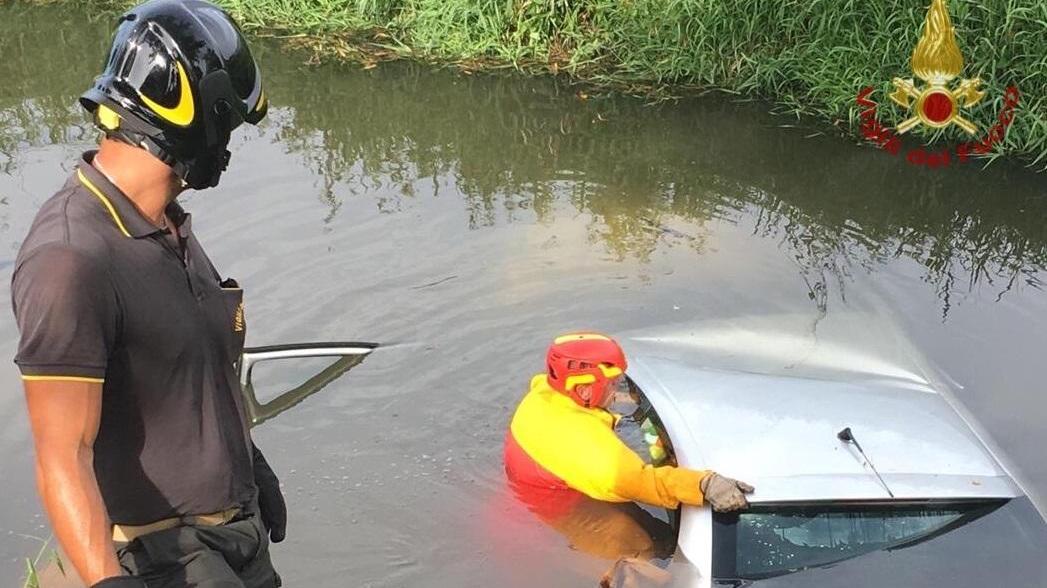 L'auto inabissata nel fossato vicino via Pietrasantina (foto vigili del fuoco)