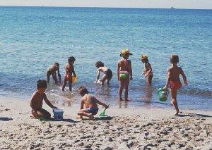 Ragazzi al mare durante un soggiorno estivo