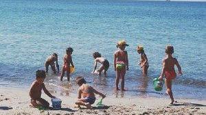 Ragazzi al mare durante un soggiorno estivo