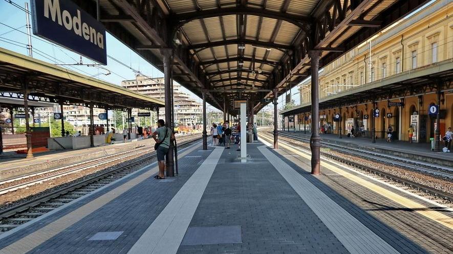 Modena, Frecciabianca fermo: viaggia senza biglietto e si fa una “canna”