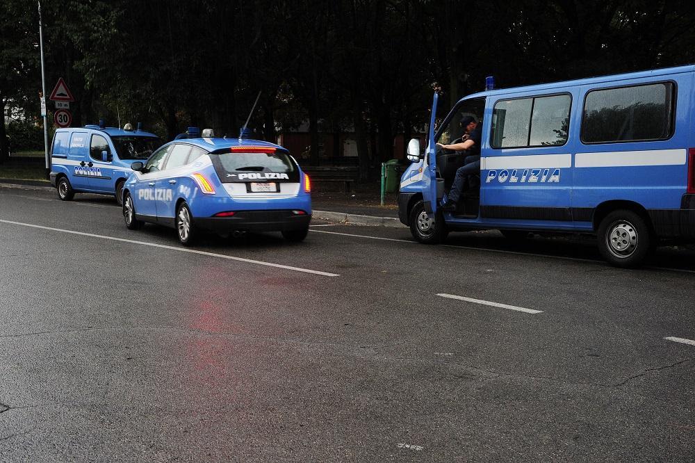 Modena, spara in aria tre colpi per sedare una lite: sequestrate le sue armi 