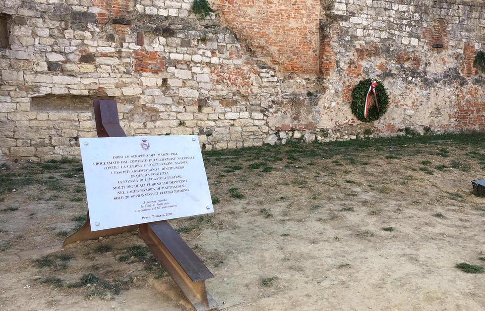 Il Comune ha fatto rimuovere la corona di CasaPound 
