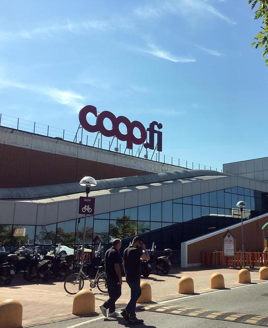 Negozi chiusi di domenica I lavoratori: «Fateci stare a casa» 