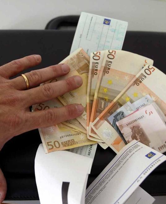 Falso promotore finanziario raggira una decina di clienti 