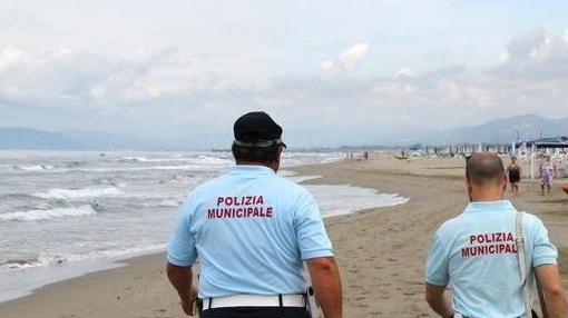 Lotta all’abusivismo in spiaggia acquistate auto e bici elettriche
