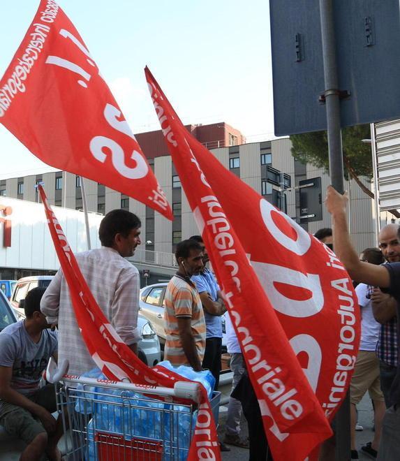 I lavoratori votano contro la riassunzione di due loro compagni