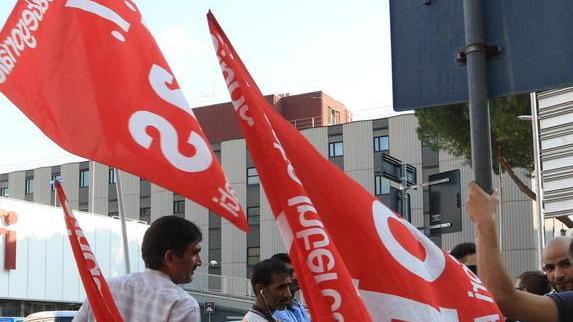 I lavoratori votano contro la riassunzione di due loro compagni