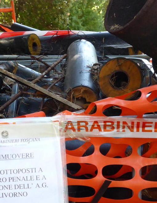 Carabinieri sigillano il giardino “discarica” di via Aldo Moro 