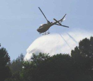 L’elicottero in azione ieri a Piombino