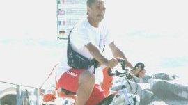Un volontario in bicicletta