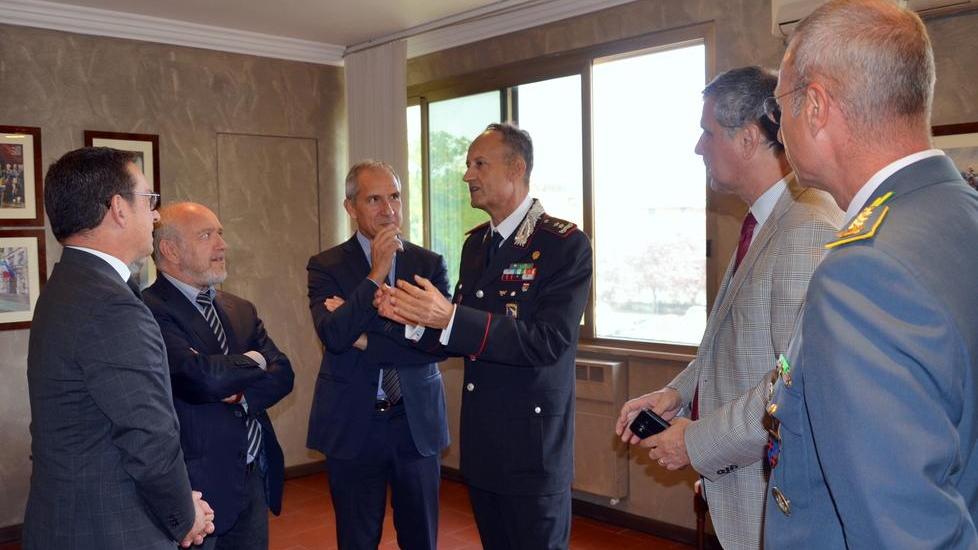 Il generale saluta le autorità