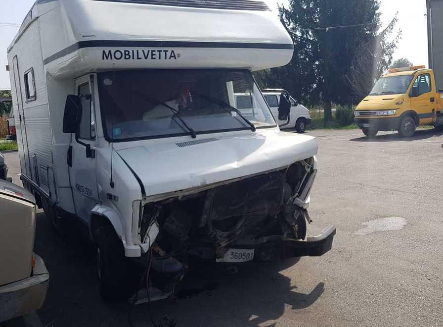 Esce di strada con il camper