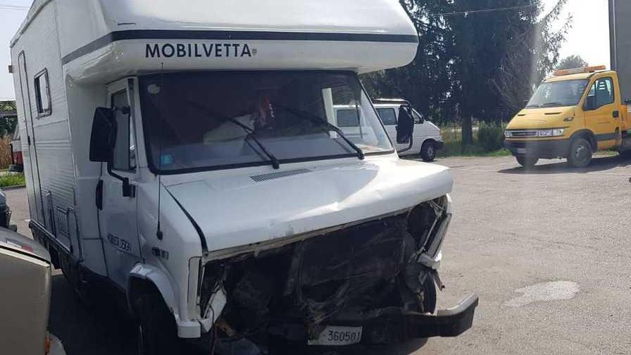 Esce di strada con il camper
