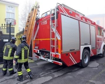 Incendio in un appartamento il bassotto muore soffocato 